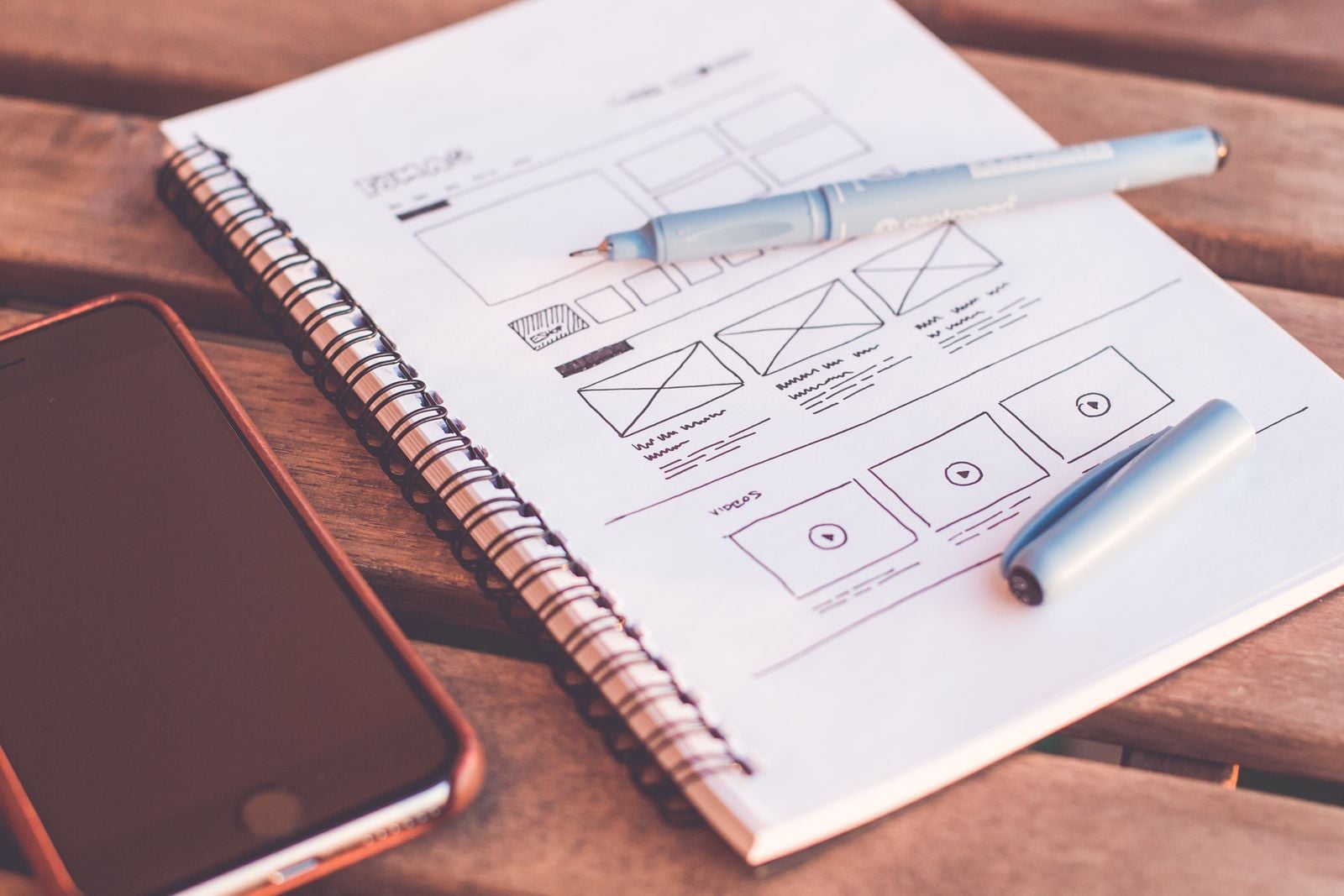 Calendario de campañas de marketing eFlow con emails programados y campañas activas